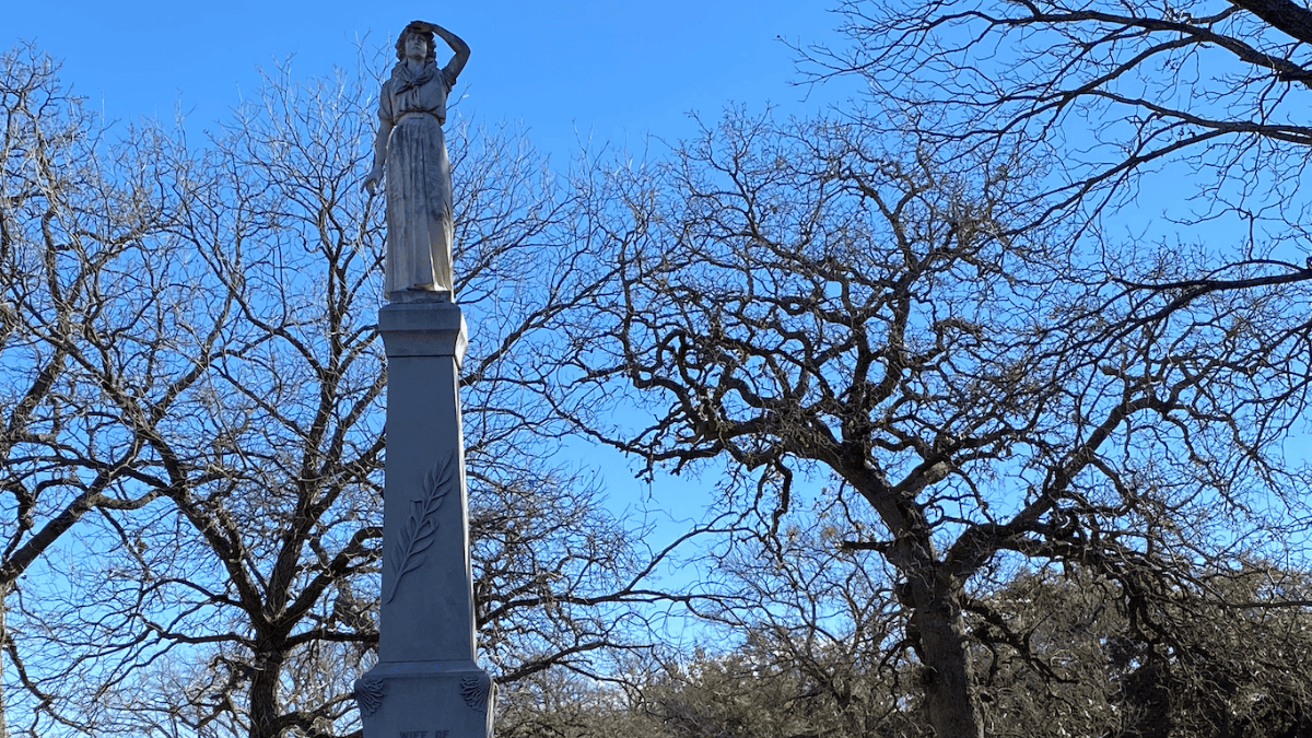 statue of elizabeth crockett in Granbury TX